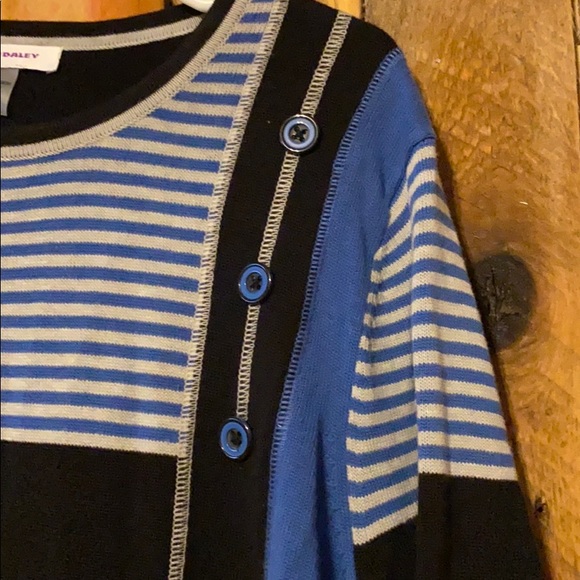 Classy graphic sweater with button detail - Picture 2 of 3